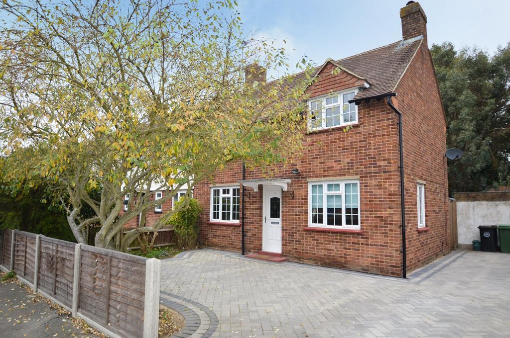 Newlands Close, Hersham, Walton on... 3 bed end of terrace house to