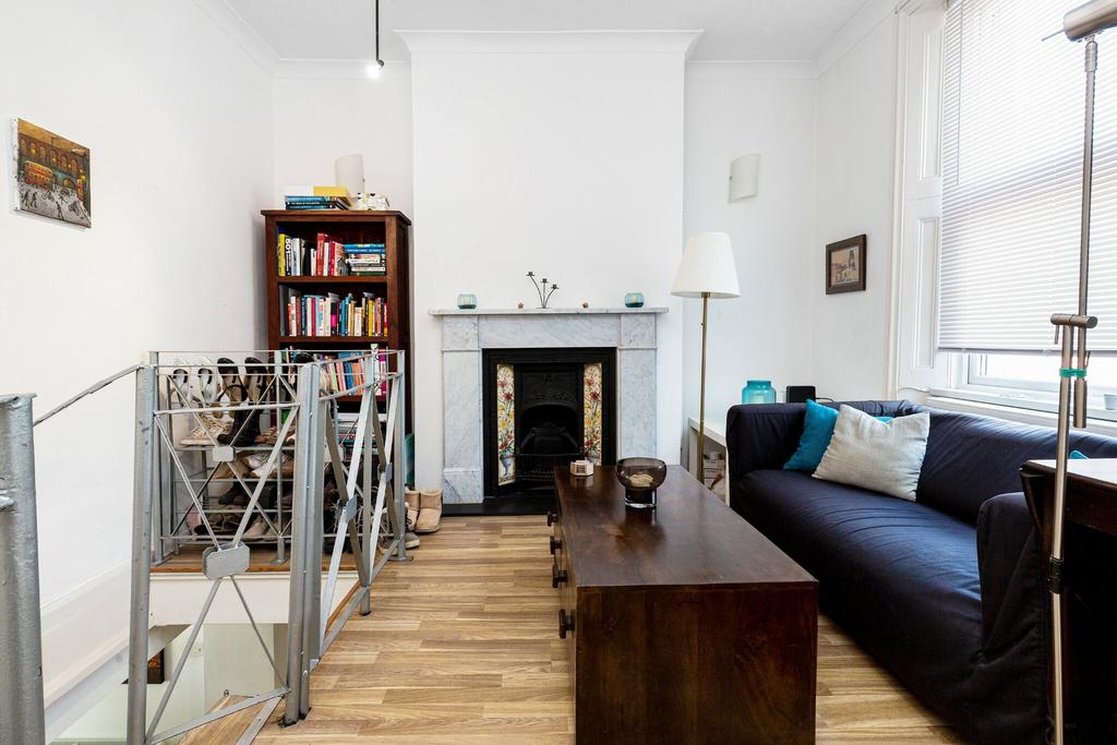 Windmill Lane, Stratford, E15 3 bed terraced house £2,300 pcm (£531 pw)