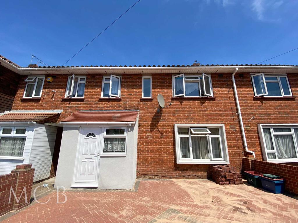 Saxon Avenue, Feltham 2 bed flat £1,650 pcm (£381 pw)