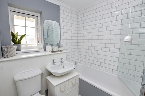 2 Wickhurst Gardens, Broadbridge Heath, Horsham, RH12 3LE
