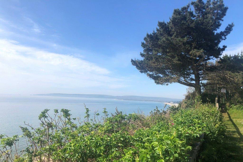 Martello Road South, Canford Cliffs, Poole, Dorset, BH13 2 bed