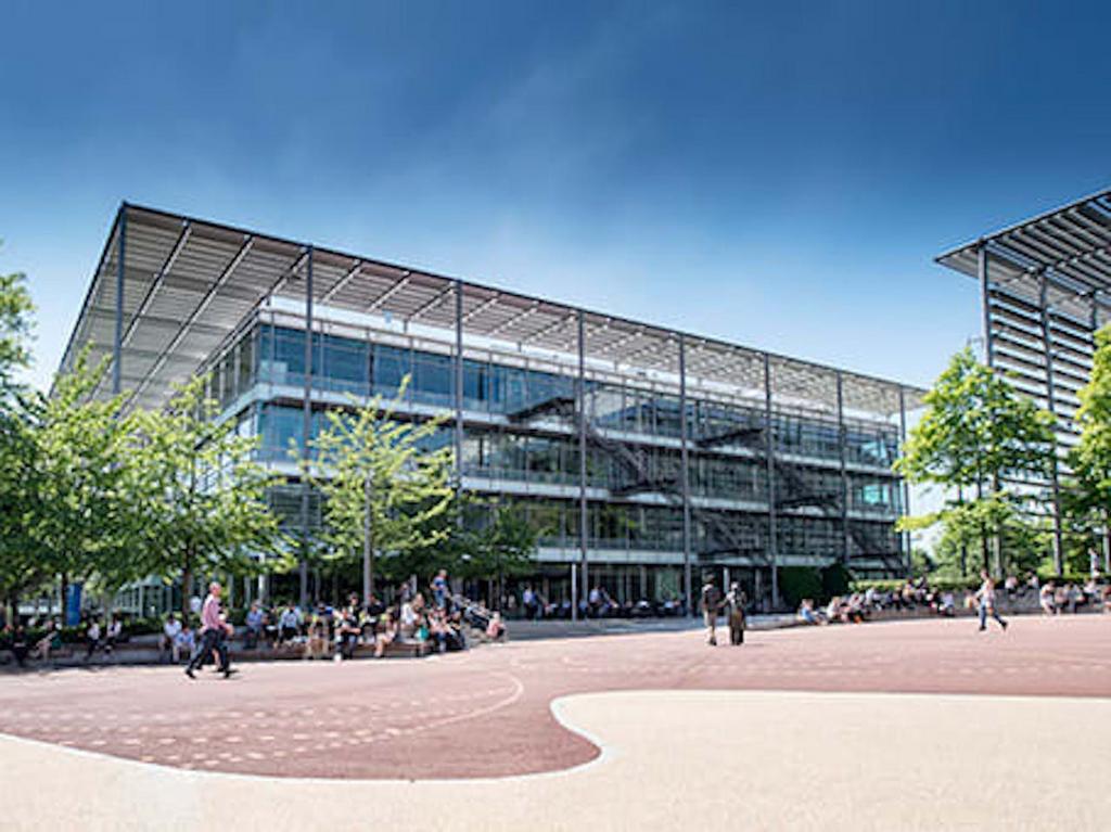 Chiswick Park 1.jpg