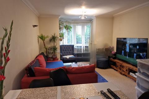 2 bedroom flat to rent, 2 Amber Court, 155a Cherry Orchard Road