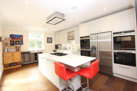 Flat 5, Lavington Heath Drive, Walton On The Hill, Tadworth, KT20 7AN