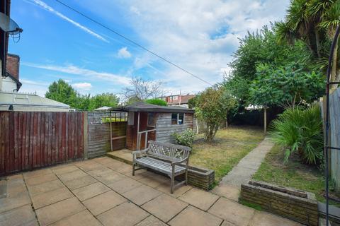 3 bedroom terraced house to rent, 18 Chaucer Avenue