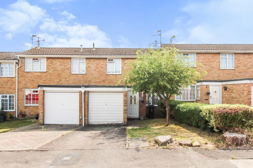 Larchmore Close, Haydon Wick, Swindon 2 bed terraced house £925 pcm