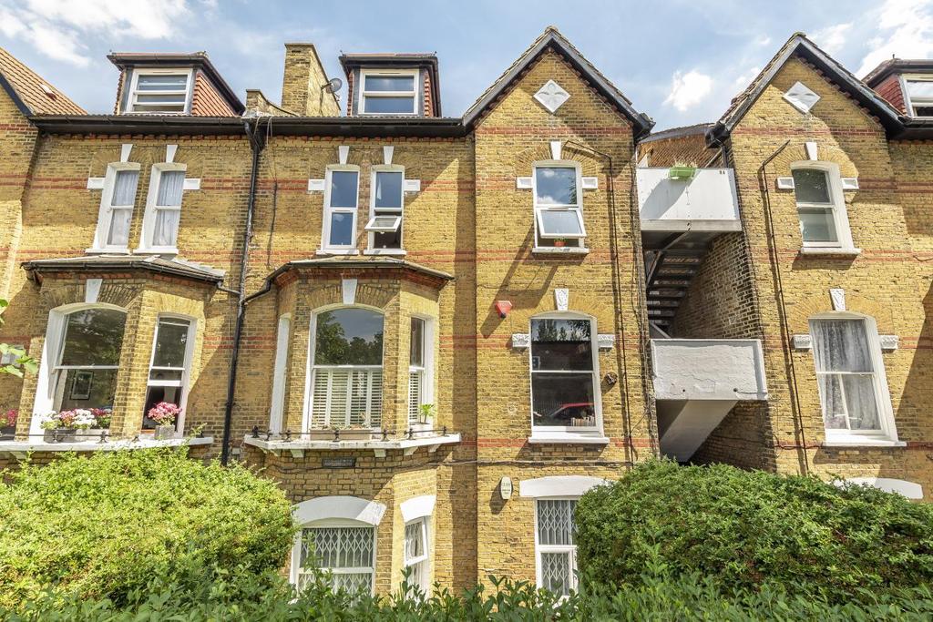 Malcolm Close, Oakfield Road, Penge 2 bed flat - £400,000