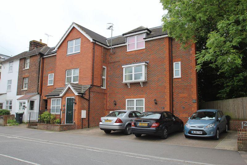 Priory Road, Tonbridge, TN9 2BL 2 bed apartment for sale £290,000