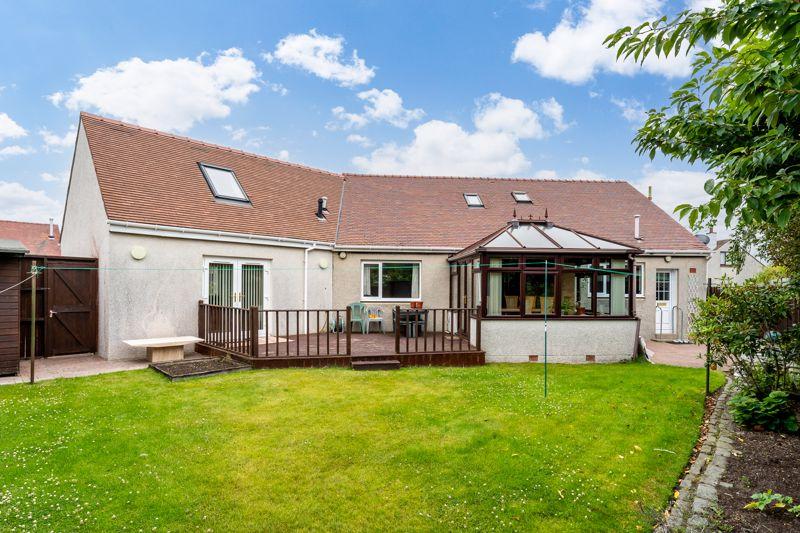 2 Winston Avenue, Prestwick KA9 2EZ 5 bed detached villa £395,000