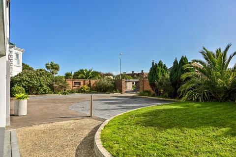 6 Cliff Road, Folkestone, CT20 2JD