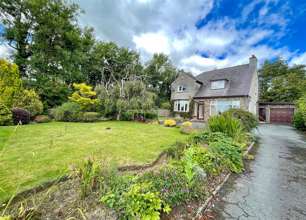 Ffordd Caergybi, Llanfairpwll, Isle of Anglesey, LL61 3 bed detached