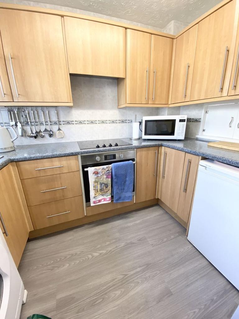 Hazeldene Close, Ivybridge 2 bed end of terrace house £825 pcm (£190 pw)