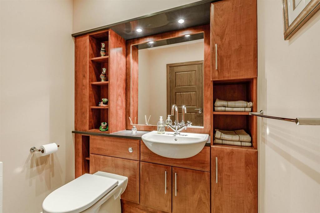 8506746-interior45.jpg