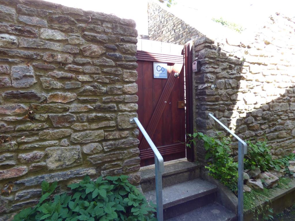 Clarence Street, Dartmouth 1 bed apartment £500 pcm (£115 pw)