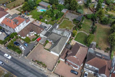 3 bedroom detached bungalow for sale - Salmon Street, London