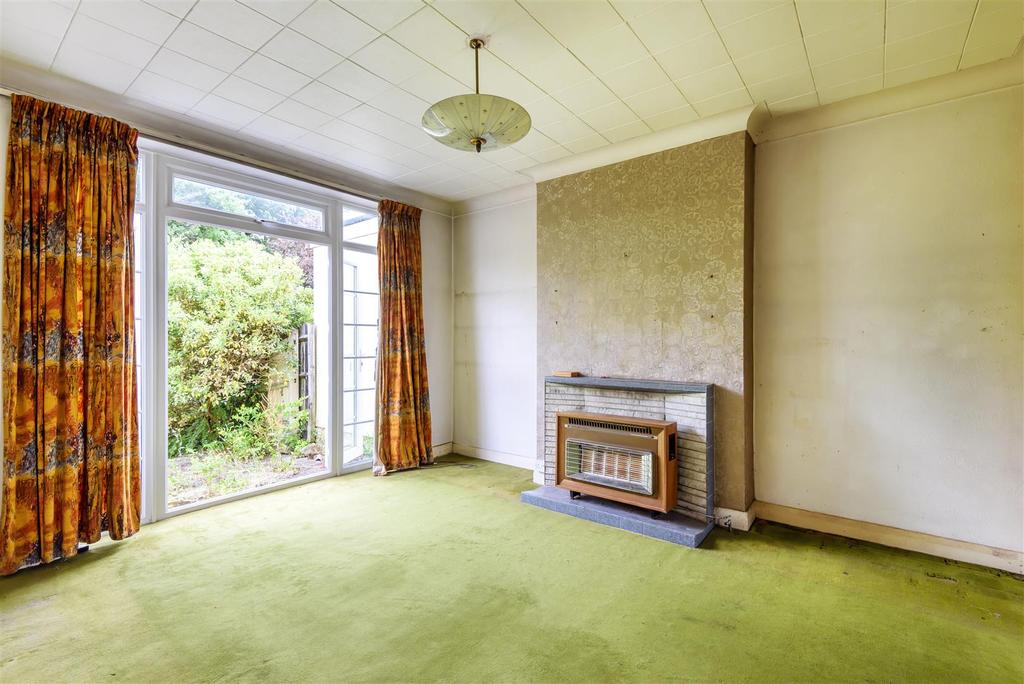 The Hollands, Worcester Park 3 bed semidetached house £750,000