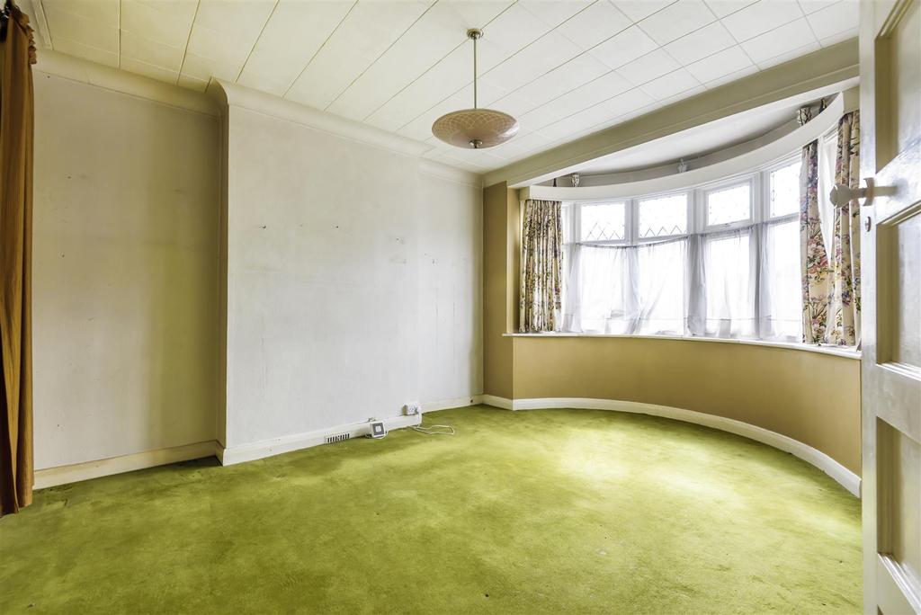 The Hollands, Worcester Park 3 bed semidetached house £750,000