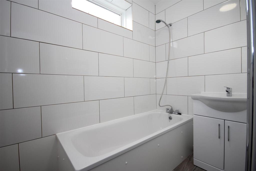 Geary Road, Dollis Hill, NW10 1HH 3 bed flat £2,097 pcm (£484 pw)