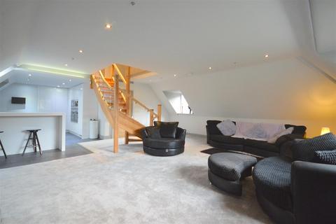 3 bedroom flat for sale, Oakdene, The Glade, Kingswood