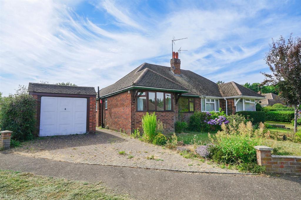 Golden Riddy, Linslade 3 bed semidetached bungalow £350,000