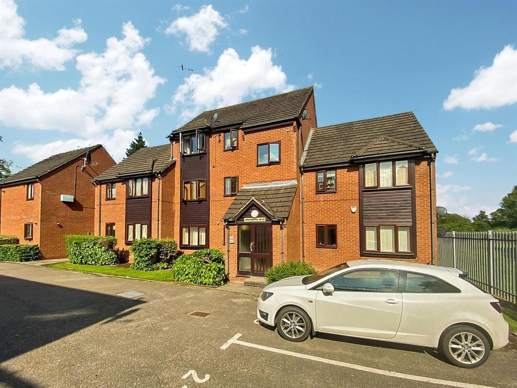 Winsford Court, Winsford Avenue... 2 bed apartment £725 pcm (£167 pw)