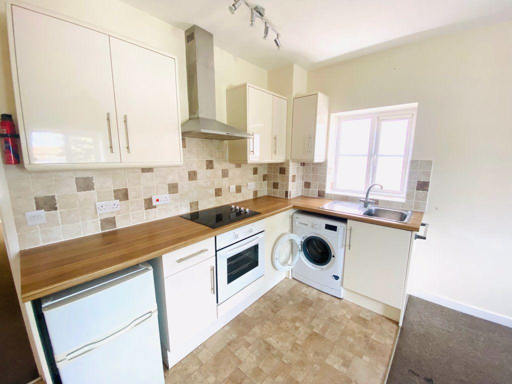 High Street, Selsey 1 bed flat £725 pcm (£167 pw)