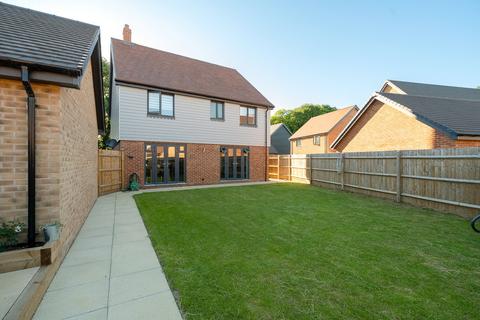 4 bedroom detached house to rent, The Stirrups, Barming, ME16