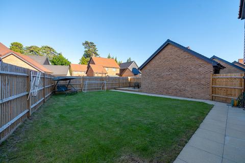 4 bedroom detached house to rent, The Stirrups, Barming, ME16