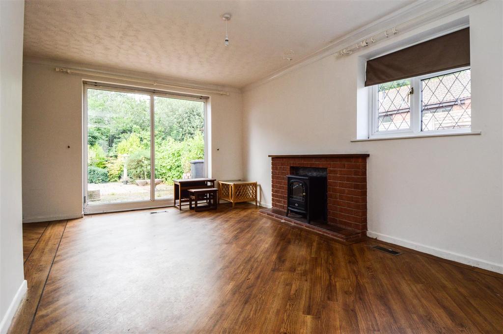 Newton Close, Redditch... 3 bed bungalow £950 pcm (£219 pw)