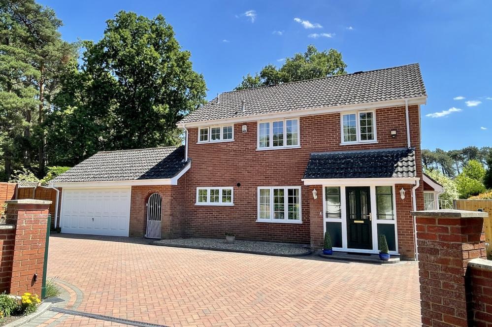 Russell Gardens, St Ives, BH24 2NF 4 bed detached house for sale £750,000