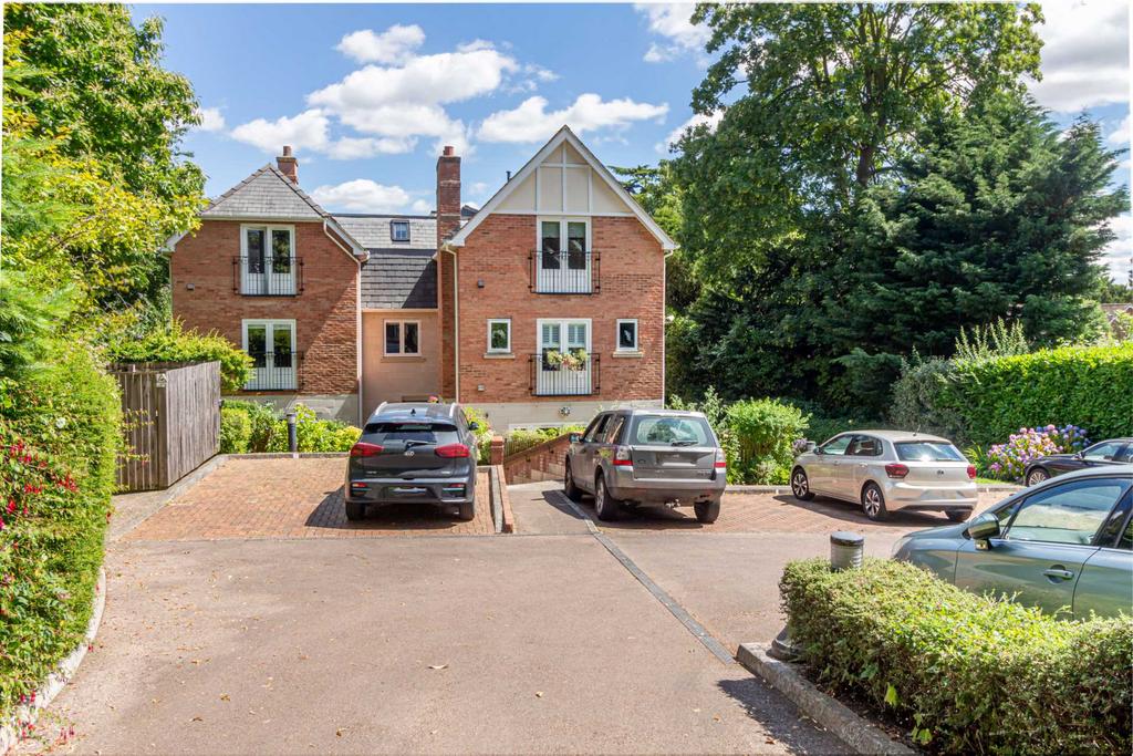 Albert Park Road, Malvern 3 bed apartment for sale £350,000