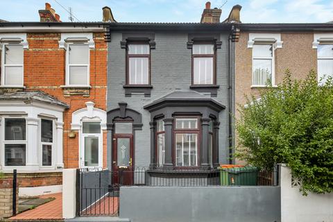 4 bedroom terraced house to rent, Ladysmith Avenue, London E6