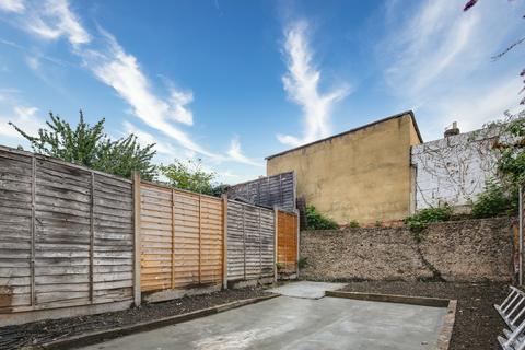 4 bedroom terraced house to rent, Ladysmith Avenue, London E6