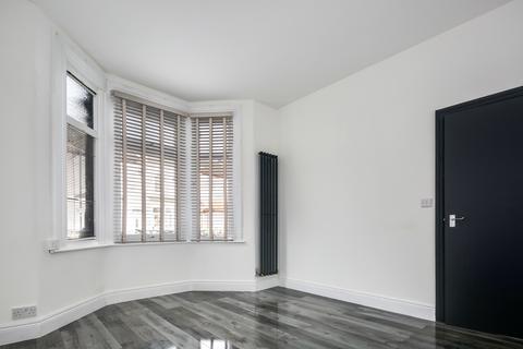 4 bedroom terraced house to rent, Ladysmith Avenue, London E6