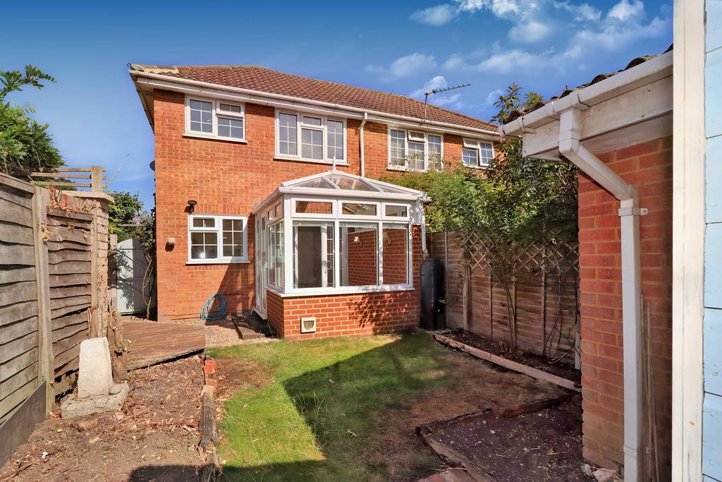 Colne Drive, WaltononThames KT12 1 bed terraced house £1,050 pcm (£