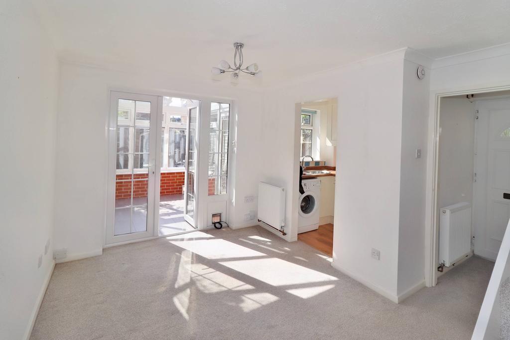 Colne Drive, WaltononThames KT12 1 bed terraced house £1,050 pcm (£