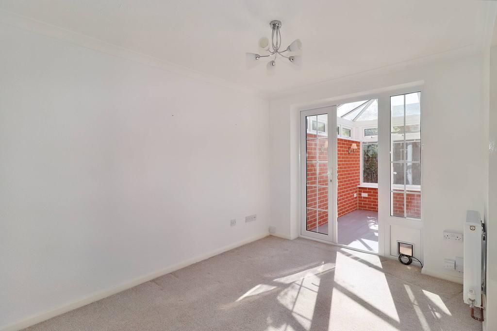 Colne Drive, WaltononThames KT12 1 bed terraced house £1,050 pcm (£