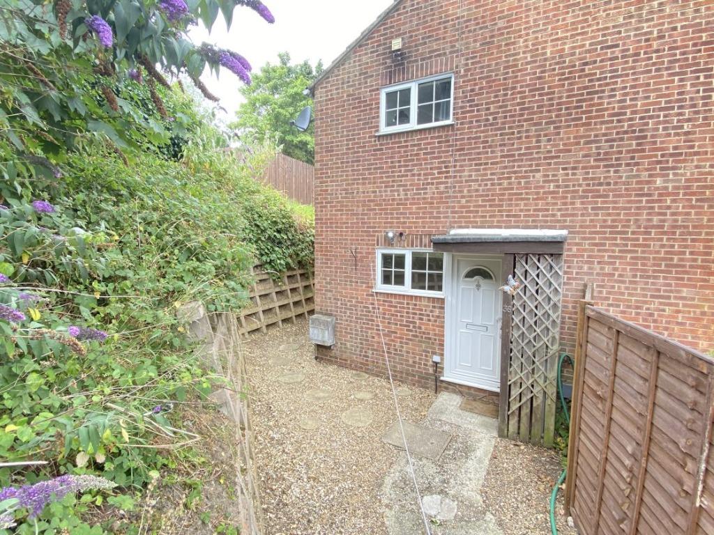 St Benedicts Close, Aldershot, GU11 1 bed detached house £850 pcm (£