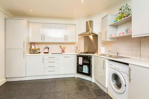 4 bedroom flat to rent, Casselbank Street, The Shore, Edinburgh, EH6