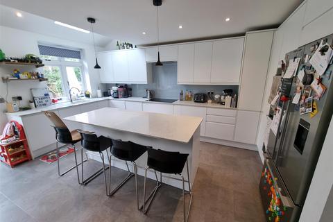 15 Linden Road, Leatherhead, KT22 7JB