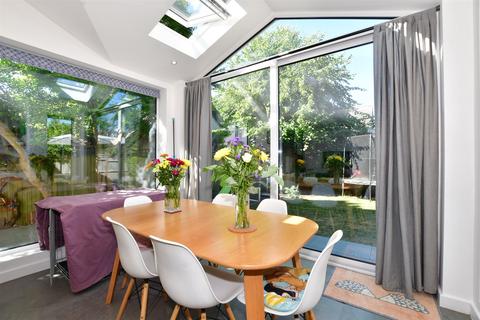 15 Linden Road, Leatherhead, KT22 7JB