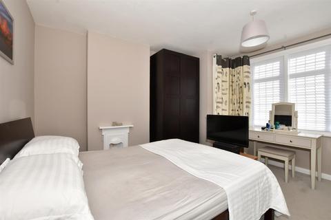 15 Linden Road, Leatherhead, KT22 7JB