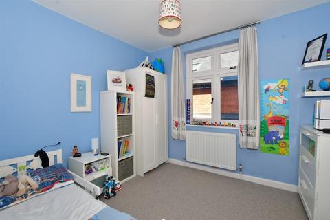 15 Linden Road, Leatherhead, KT22 7JB