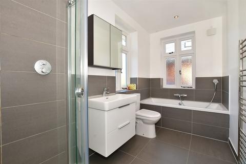 15 Linden Road, Leatherhead, KT22 7JB