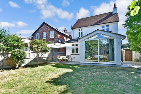 15 Linden Road, Leatherhead, KT22 7JB