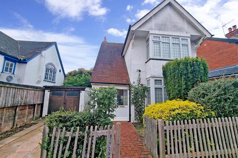 15 Linden Road, Leatherhead, KT22 7JB