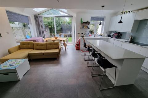 15 Linden Road, Leatherhead, KT22 7JB