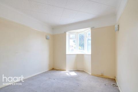11 Barton Close, Shepperton, TW17 9AQ