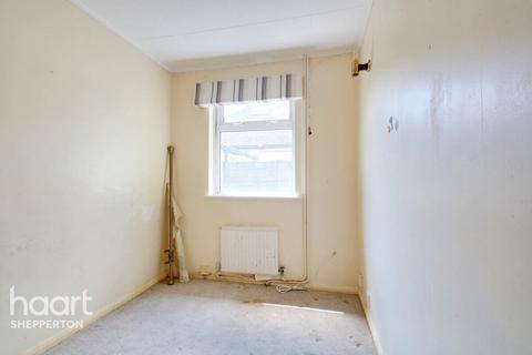 11 Barton Close, Shepperton, TW17 9AQ