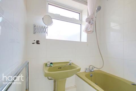 11 Barton Close, Shepperton, TW17 9AQ